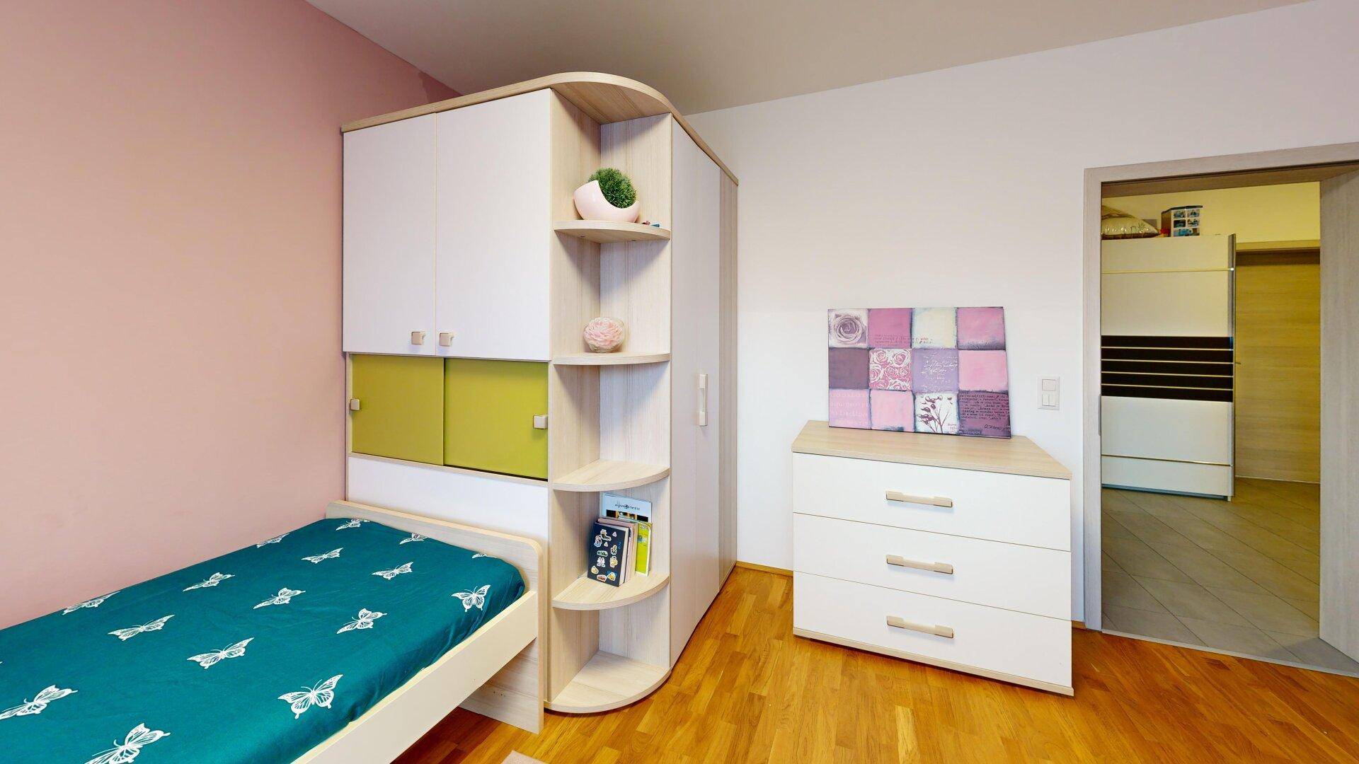Kinderzimmer mit funktionalen Möbeln, Stauraum und hellem Parkettboden.