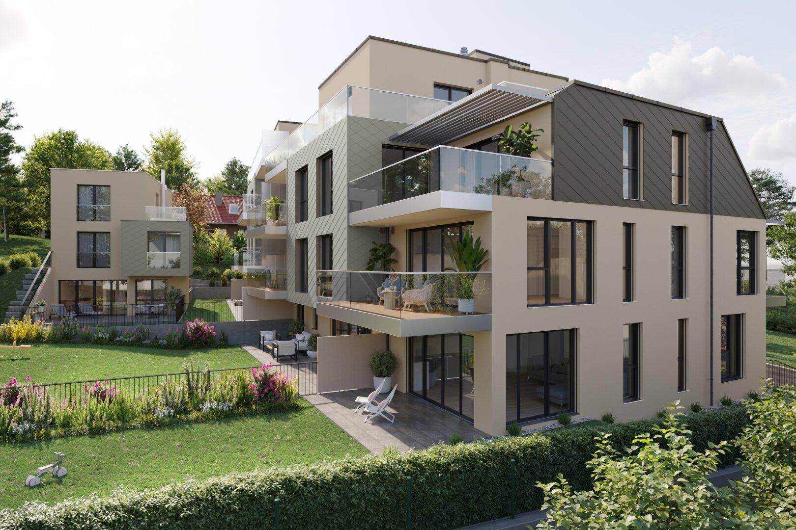 Moderne Wohnanlage mit mehreren Balkonen, Terrassen und einem begrünten Außenbereich.