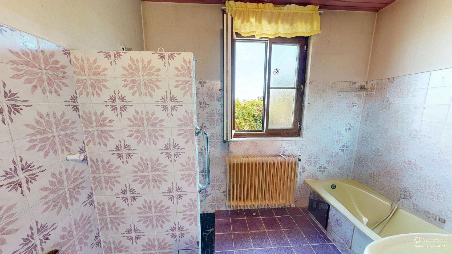 Badezimmer mit Badewanne, Duschbereich und auffälligen Fliesen im 80er-Jahre-Stil.