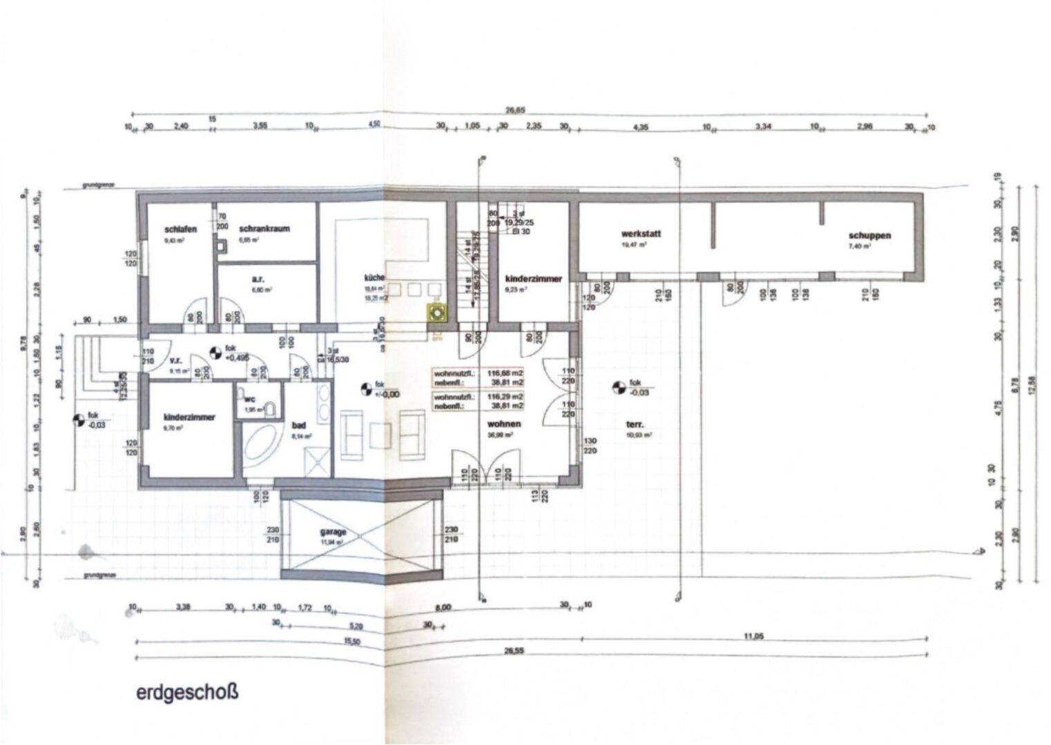 Detaillierter Grundriss des Erdgeschosses mit verschiedenen Räumen und Abmessungen.