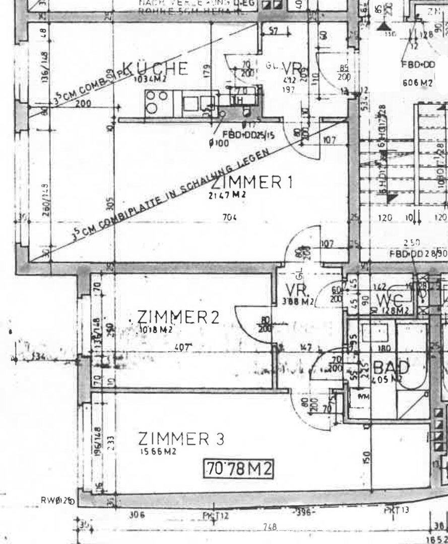 Detaillierter Grundriss der Wohnung mit drei Zimmern, Küche, Bad und separatem WC.