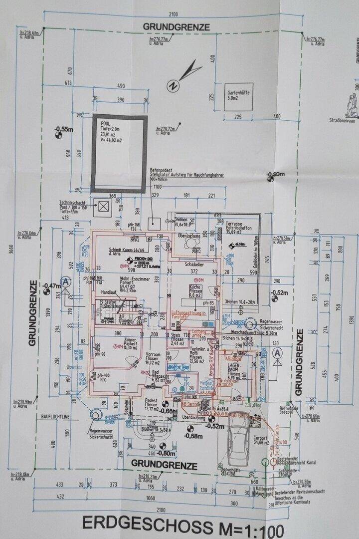 Grundriss des Erdgeschosses mit offenem Wohnbereich, Küche, Garten und Pool.