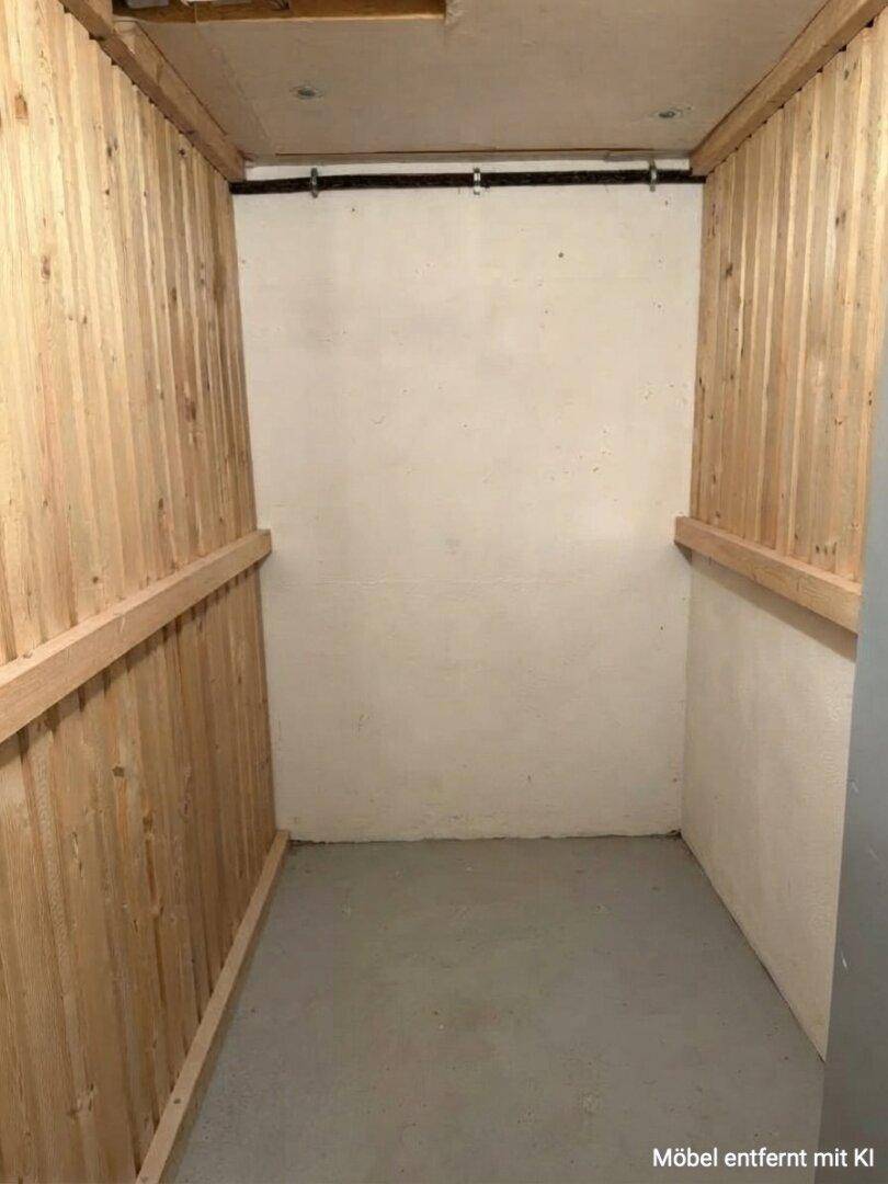 Praktischer Abstellraum mit Holzverkleidung an den Wänden und Betonboden.
