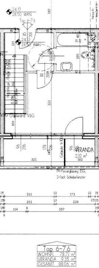 Grundriss des Erdgeschosses mit Veranda, Bad und Treppenaufgang, detailliert gezeichnet.