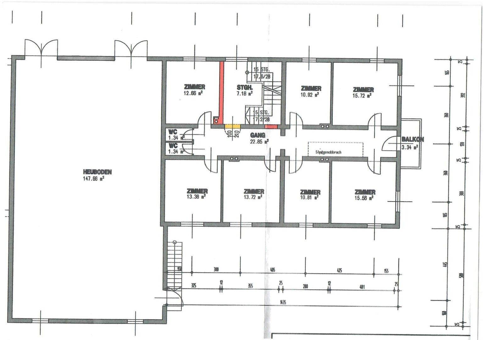 Grundriss des Obergeschosses mit mehreren Zimmern, WC und einem Balkon.