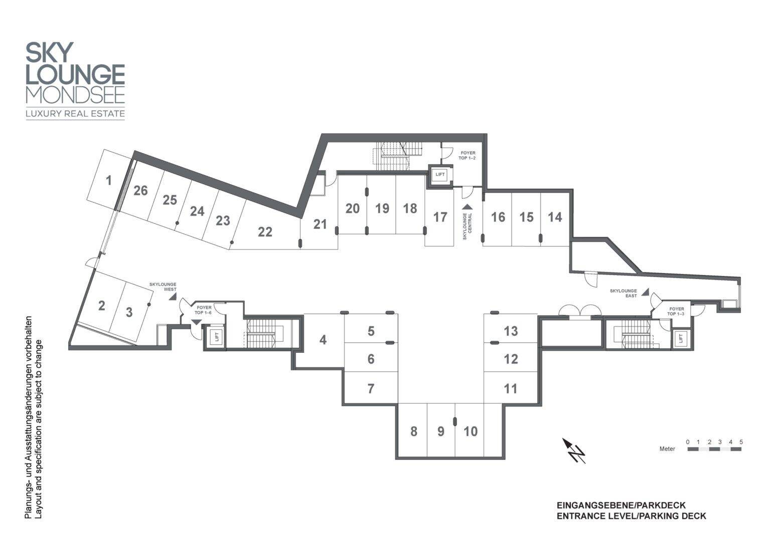 Grundriss der Eingangsebene und des Parkdecks mit nummerierten Stellplätzen und Aufzugzugang.