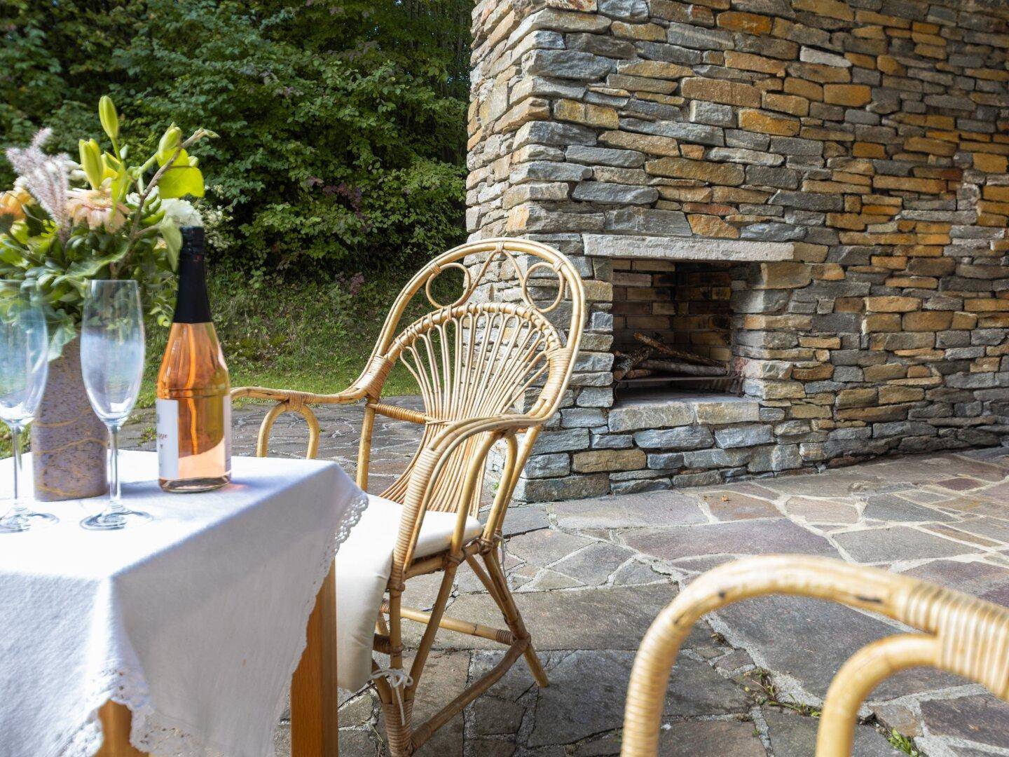 gemütliche Terrasse am offenen Kamin