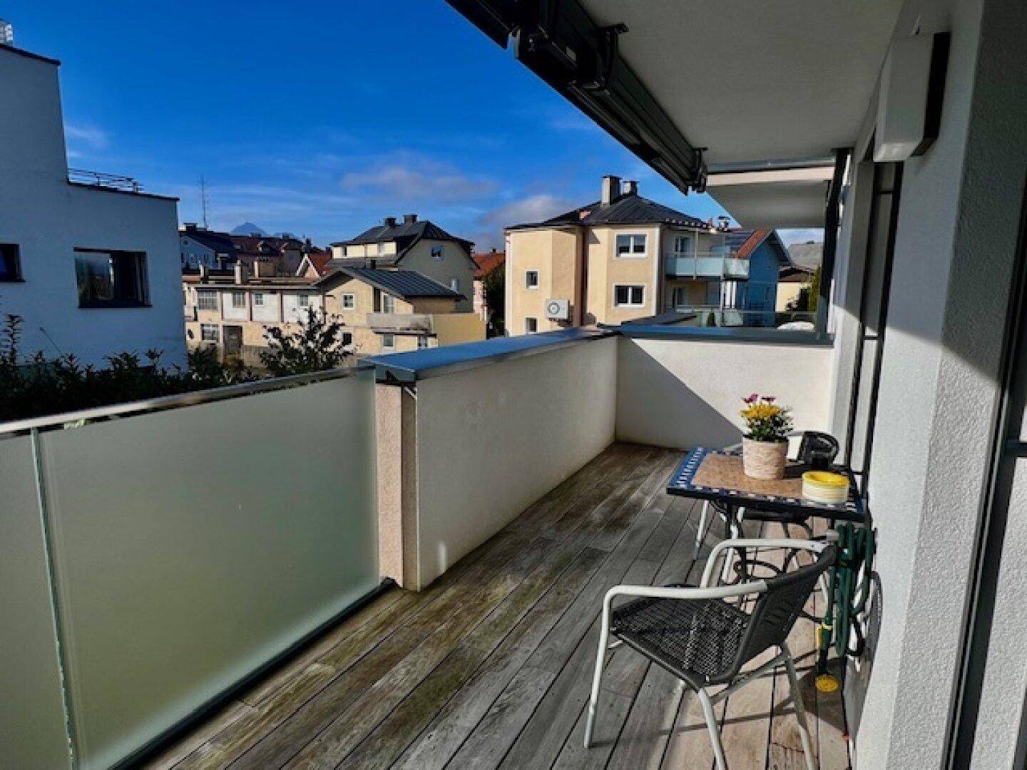 sonnige Balkon-Terrasse