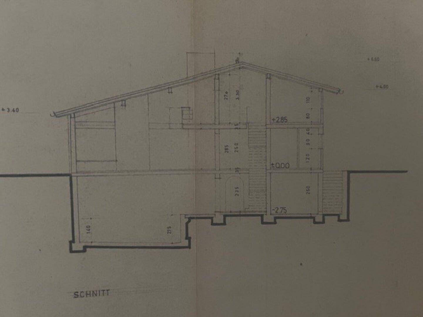 Architektonischer Schnitt des Hauses zeigt die verschiedenen Ebenen und Dachkonstruktion.
