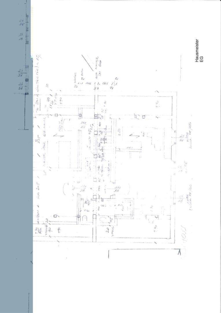 Handgezeichneter Grundriss des Erdgeschosses mit vielen Notizen und Details.