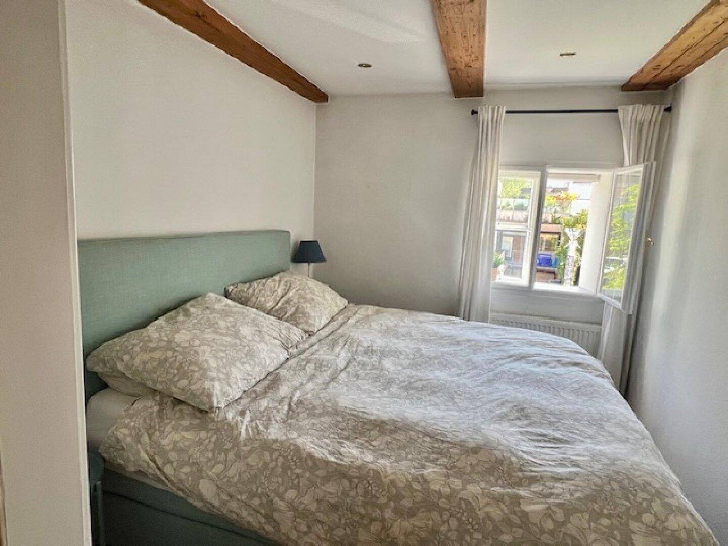 Schlafzimmer mit Doppelbett