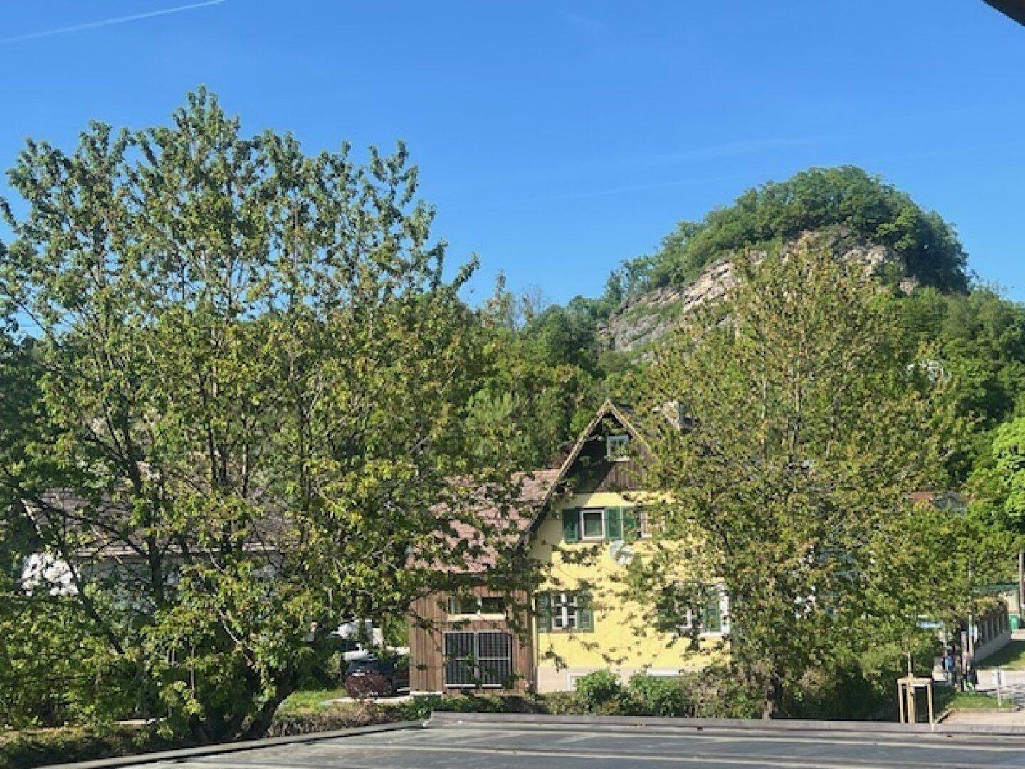 Blick vom Badezimmer auf den Stadtberg