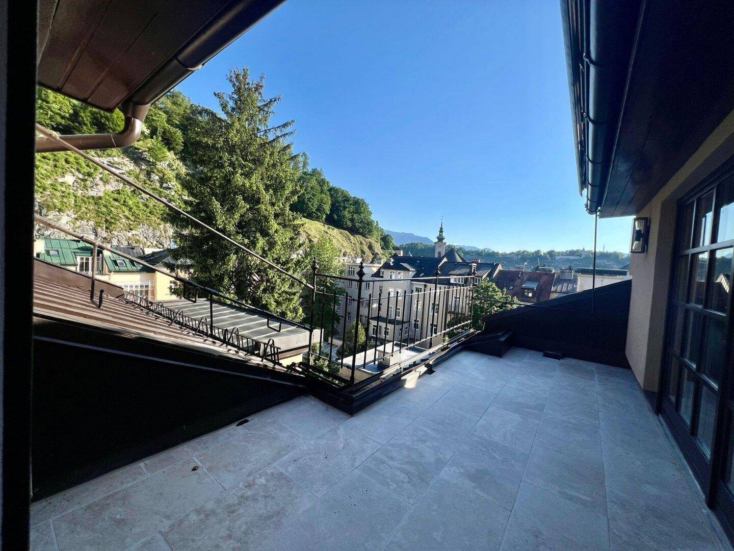 mit Dachterrasse