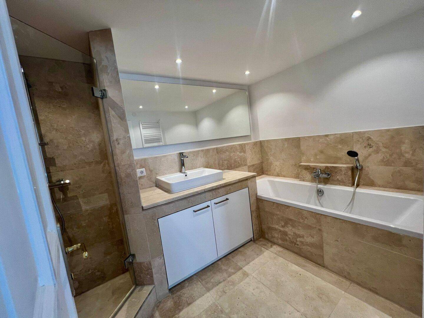 Badezimmer mit Wanne