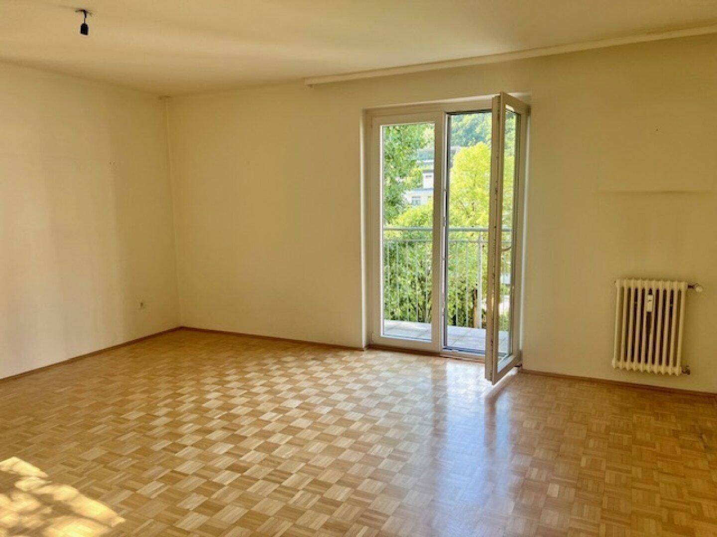 Wohnzimmer mit Zugang zum Balkon