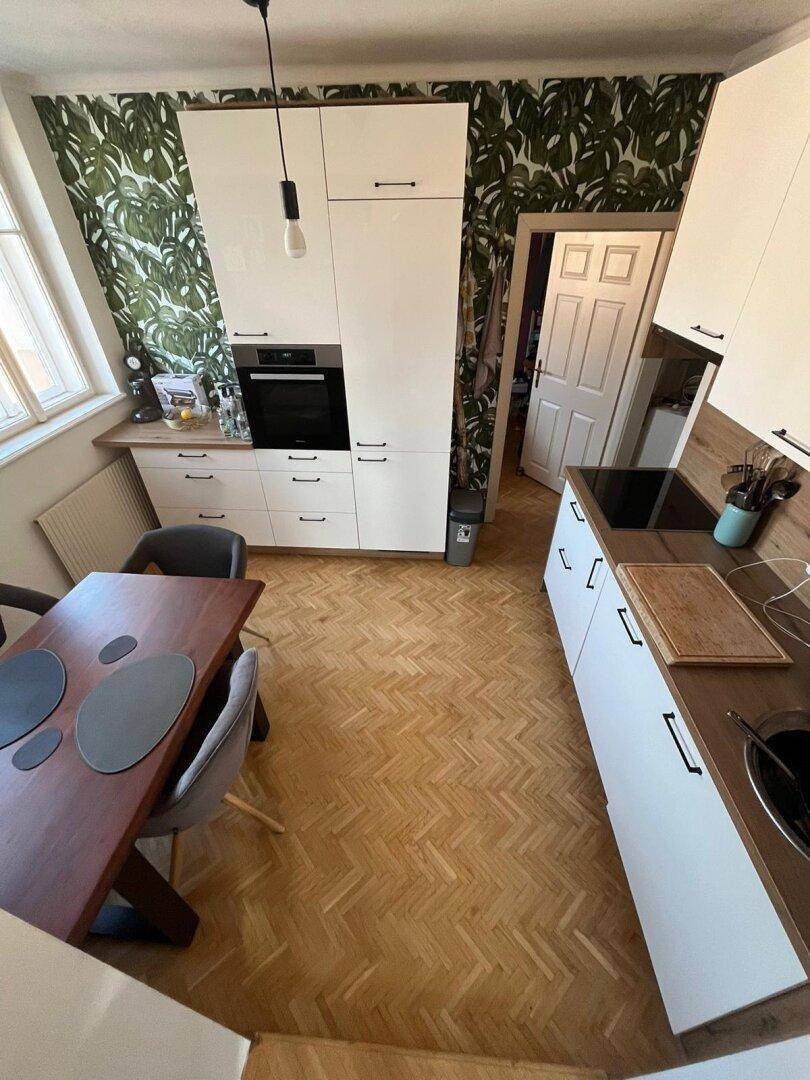 moderne Einbauküche mit Essplatz
