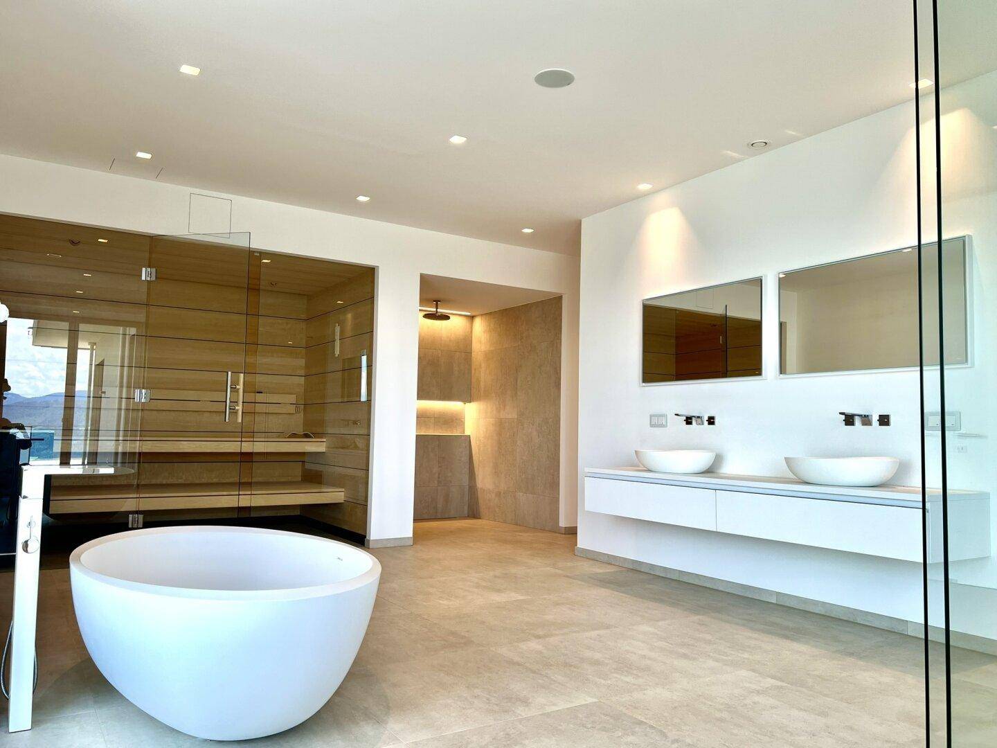 Luxuriöses Spa-Badezimmer mit freistehender Badewanne, Sauna, Doppelwaschbecken und Regendusche.
