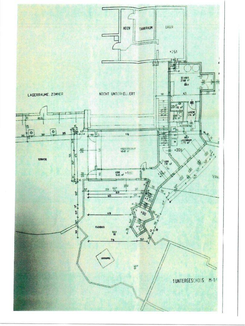 Grundriss des ersten Untergeschosses mit Lagerräumen, Heizraum und Terrassenbereichen.