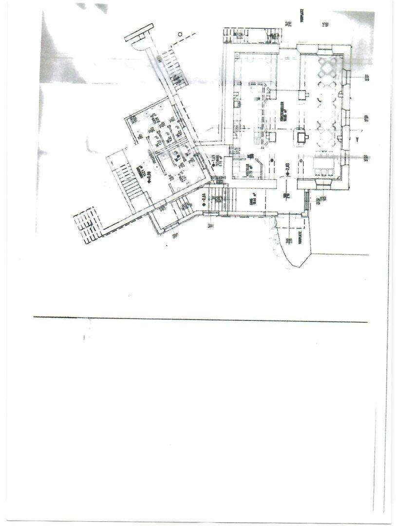 Komplexer Grundriss mit verschiedenen Ebenen und Außenbereichen.