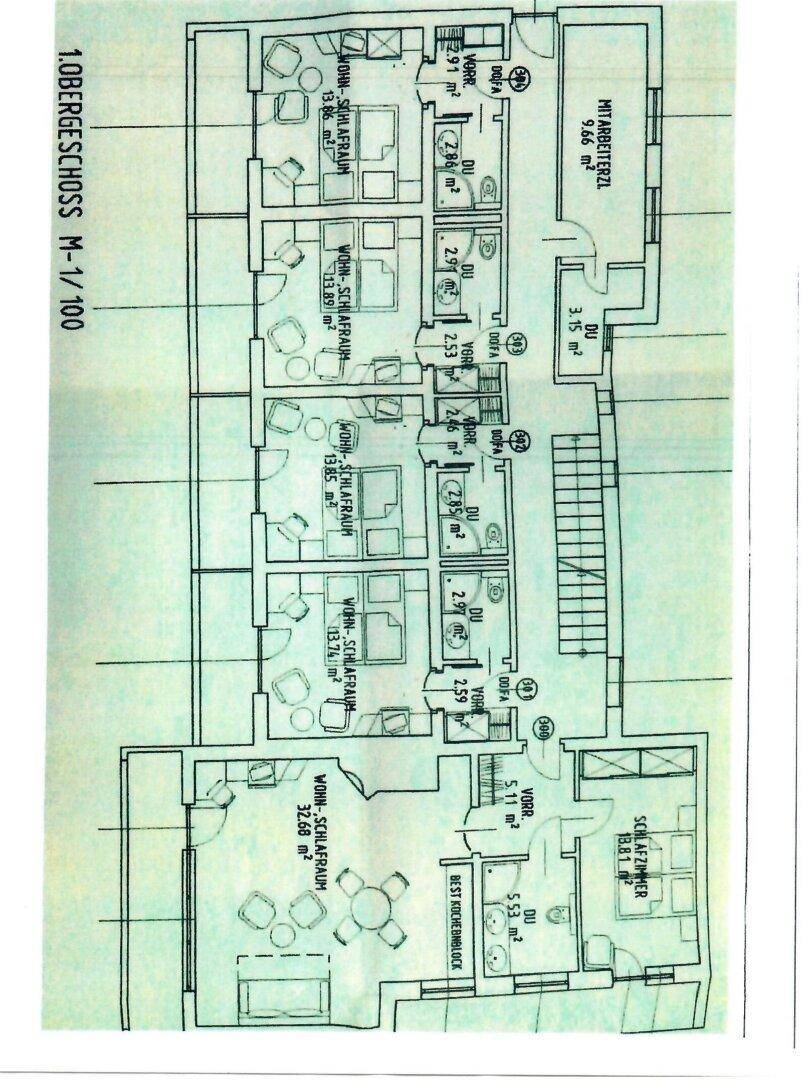 Grundriss des ersten Obergeschosses mit mehreren Wohn-Schlafräumen und einem Treppenhaus.