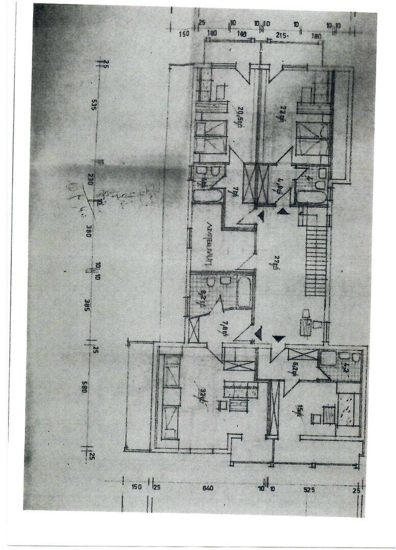 Detaillierter Grundriss eines Geschosses mit mehreren Zimmern und Bädern.
