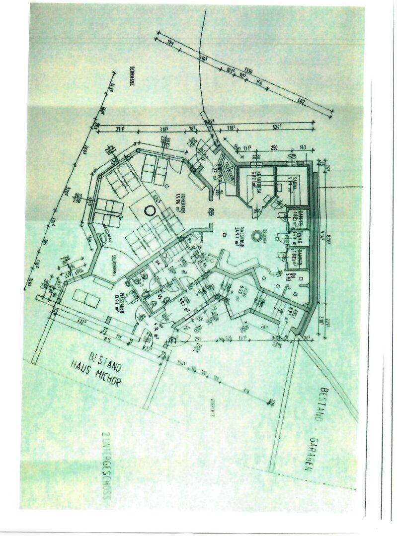 Grundriss des zweiten Untergeschosses mit weiteren Räumen und Außenbereichen.