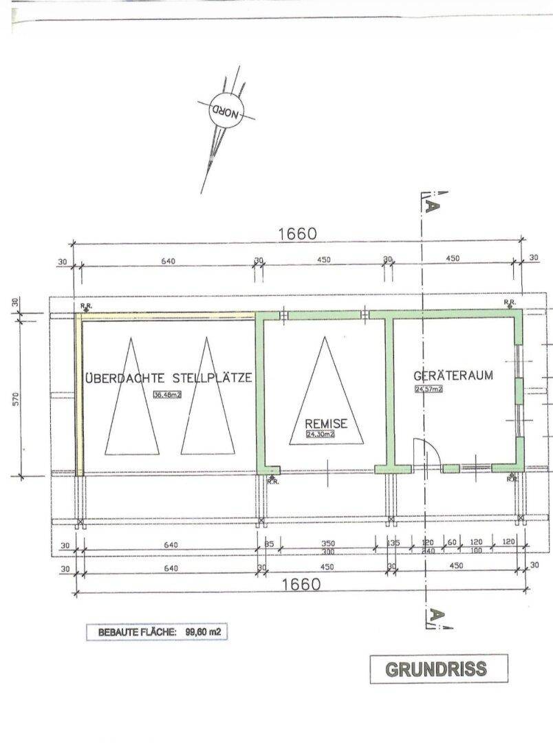 Grundriss mit überdachten Stellplätzen, Remise und einem praktischen Geräteraum.