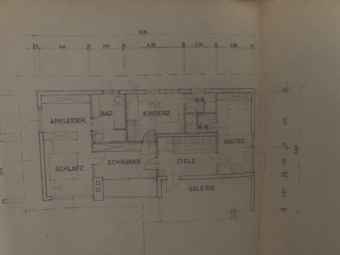 Grundriss des Obergeschosses mit Schlafzimmern, Ankleidezimmer, Bad und Galeriebereich.