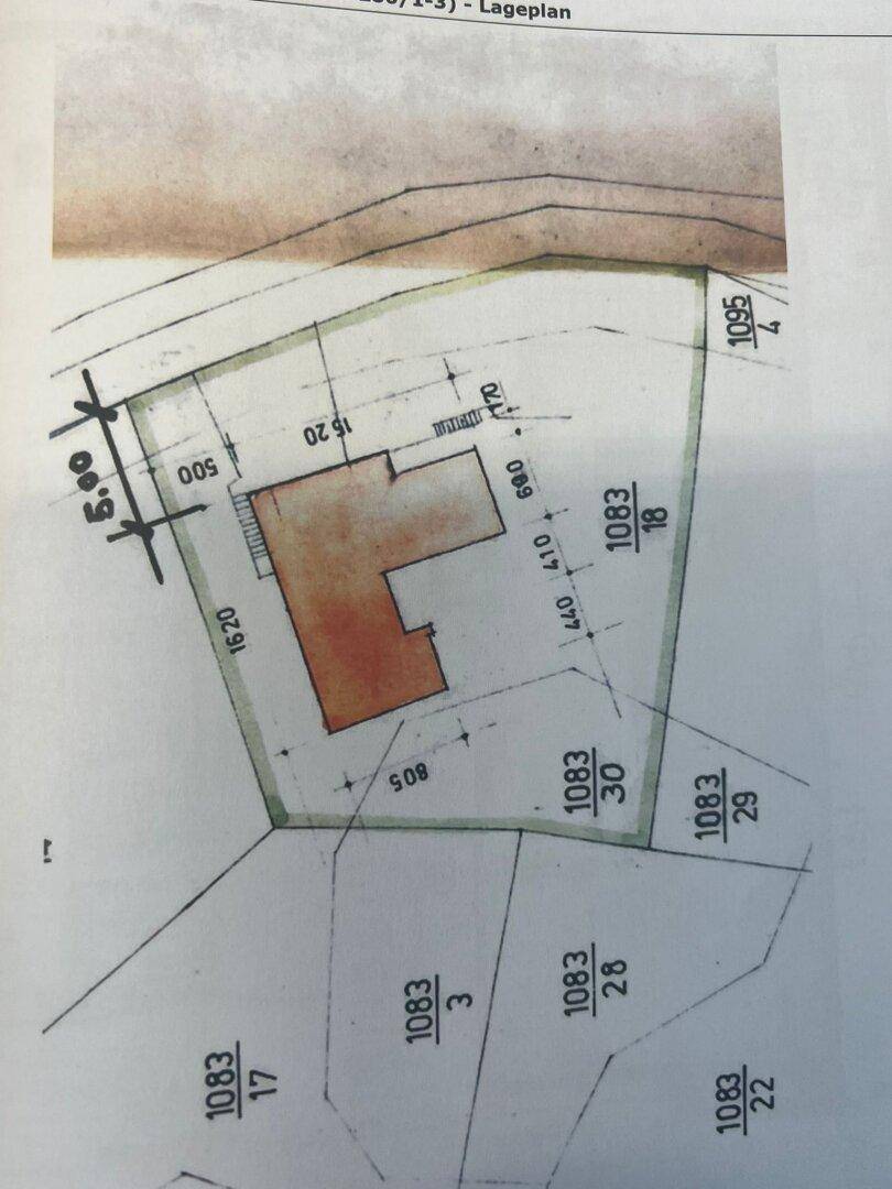 Lageplan des Grundstücks mit eingezeichnetem Gebäude und Abmessungen.