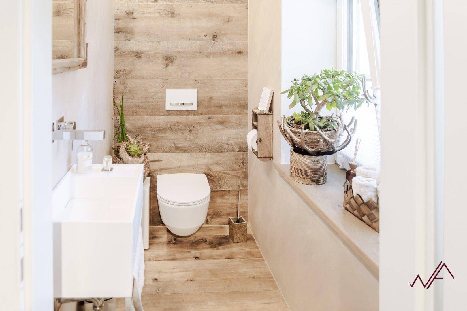 Modernes Gäste-WC mit Holzverkleidung, wandhängendem WC und Fenster für Tageslicht.