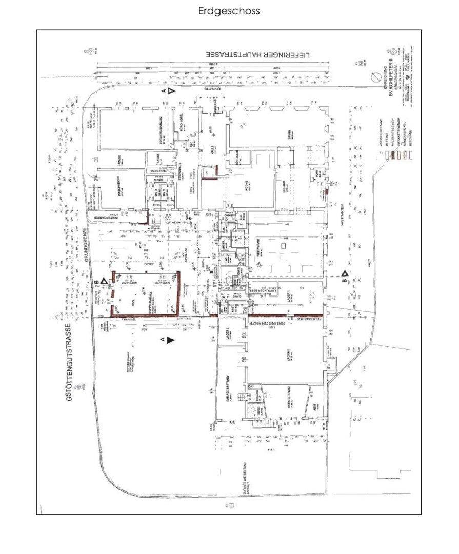Grundriss des Erdgeschosses mit detaillierter Raumaufteilung und Grundstücksgrenzen.