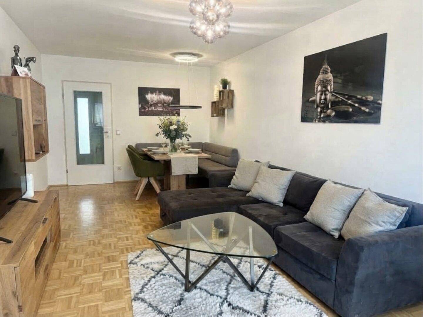 gediegen möbliertes Wohn-Esszimmer