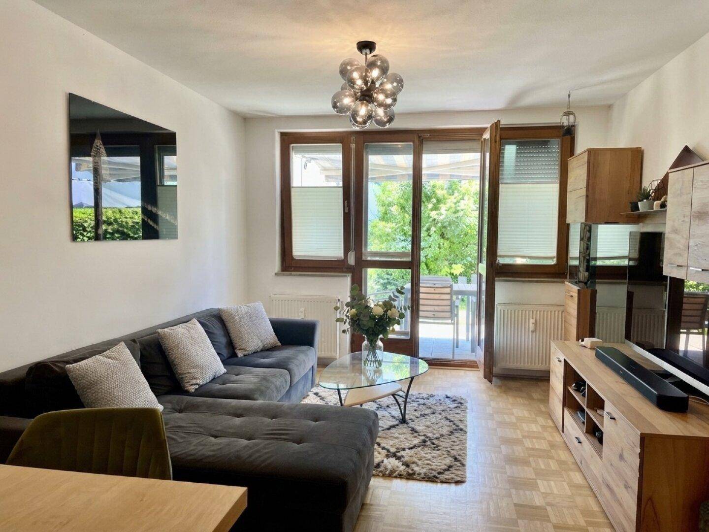 Wohn-Esszimmer mit Ausgang zur Terrasse und Garten