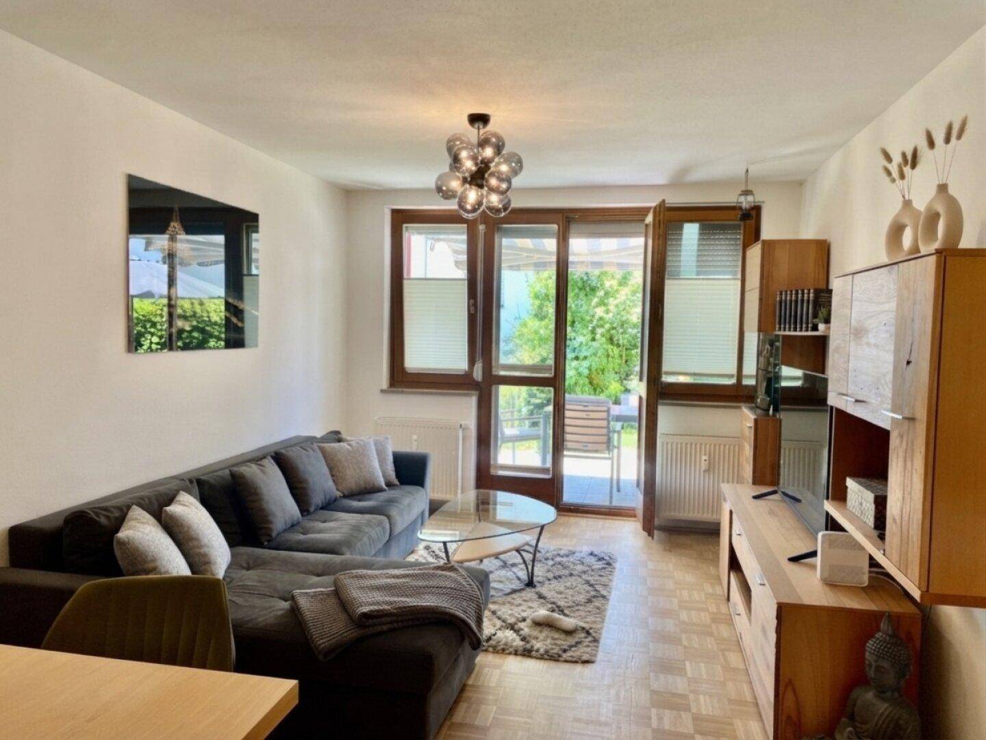 gemütliches Wohnzimmer mit Terrassenzugang