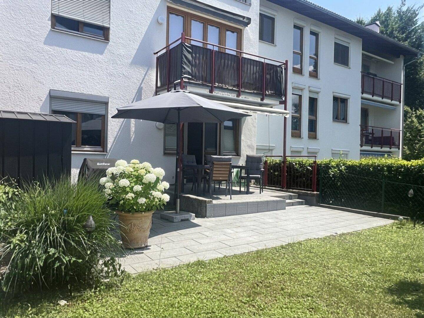 Garten mit überdachter, sonniger Terrasse
