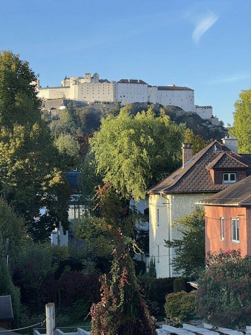 Malerischer Blick auf die Festung Hohensalzburg über den Dächern der Stadt.