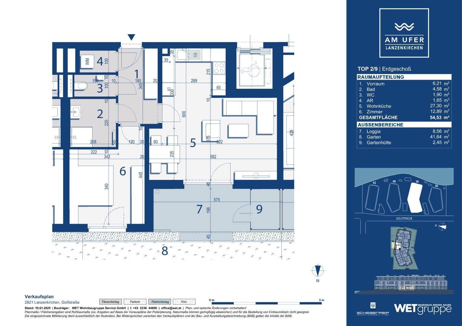 Detaillierter Grundriss einer Erdgeschosswohnung mit Möblierungsvorschlägen und Außenbereichen.
