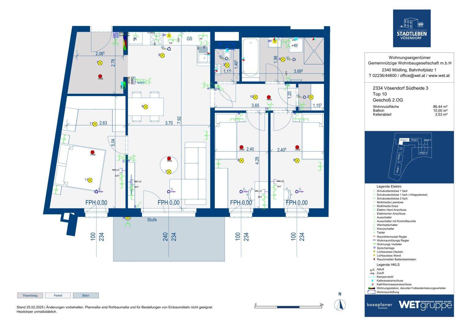 Detaillierter Grundriss einer Wohnung mit mehreren Zimmern und Balkonzugang.
