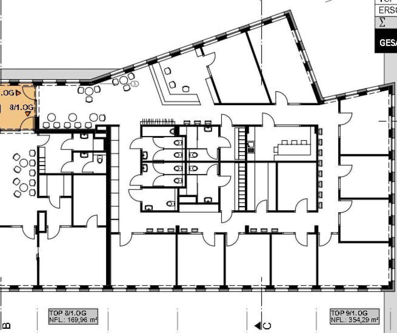 Detaillierter Grundriss eines Bürogebäudes mit mehreren Büros, Toiletten und einem Treppenhaus.