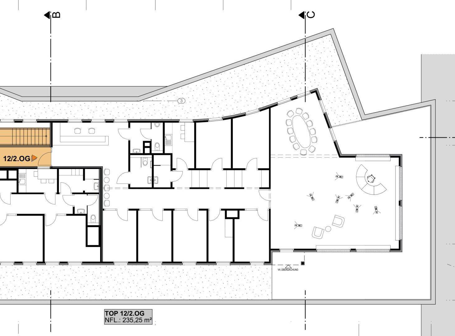 Grundriss des 2. Obergeschosses mit offenen Bürobereichen, mehreren Toiletten und einer großen Terrasse.