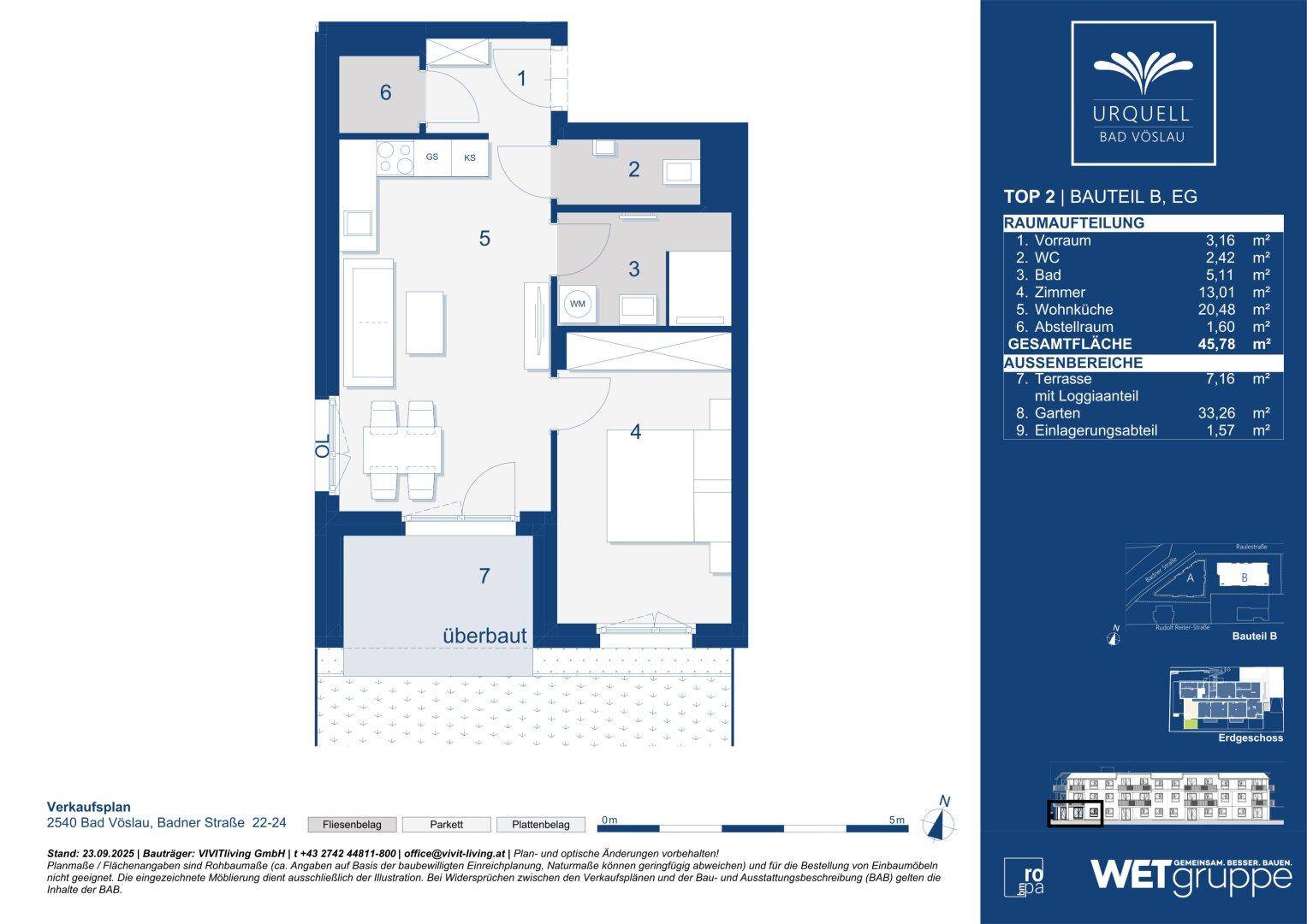 Detaillierter Grundriss einer Erdgeschosswohnung mit offenem Wohnbereich und Außenflächen.