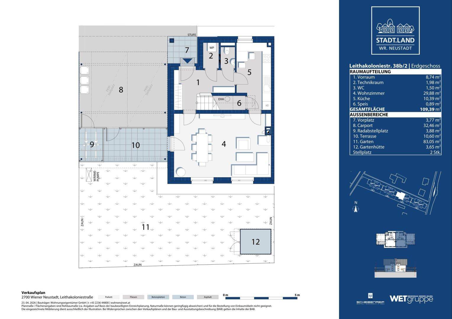 Grundriss des Erdgeschosses mit offenem Wohn-Essbereich, Küche, WC und Zugang zu Terrasse und Garten.