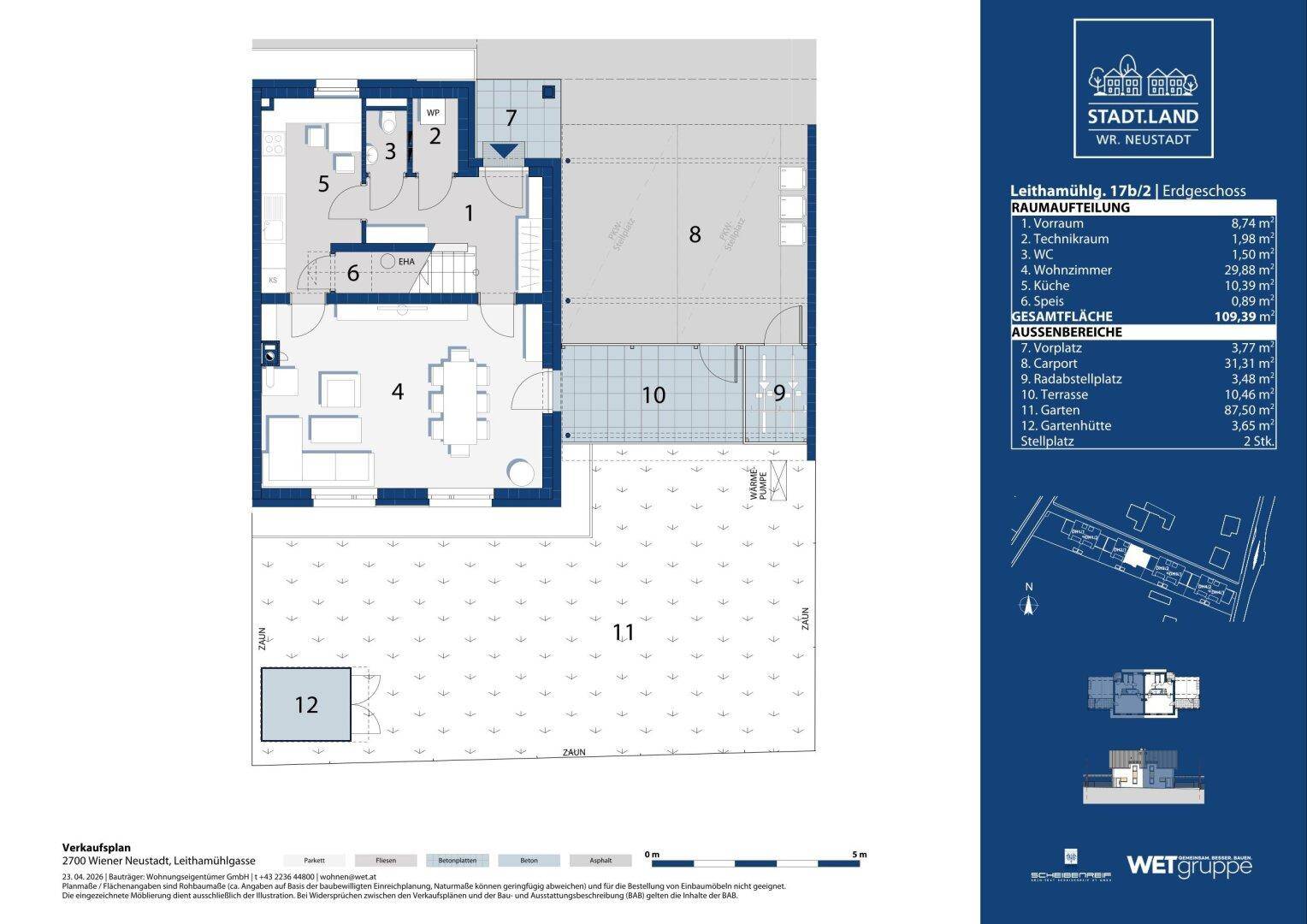 Grundriss des Erdgeschosses mit Wohnzimmer, Küche, Terrasse und Gartenbereich.