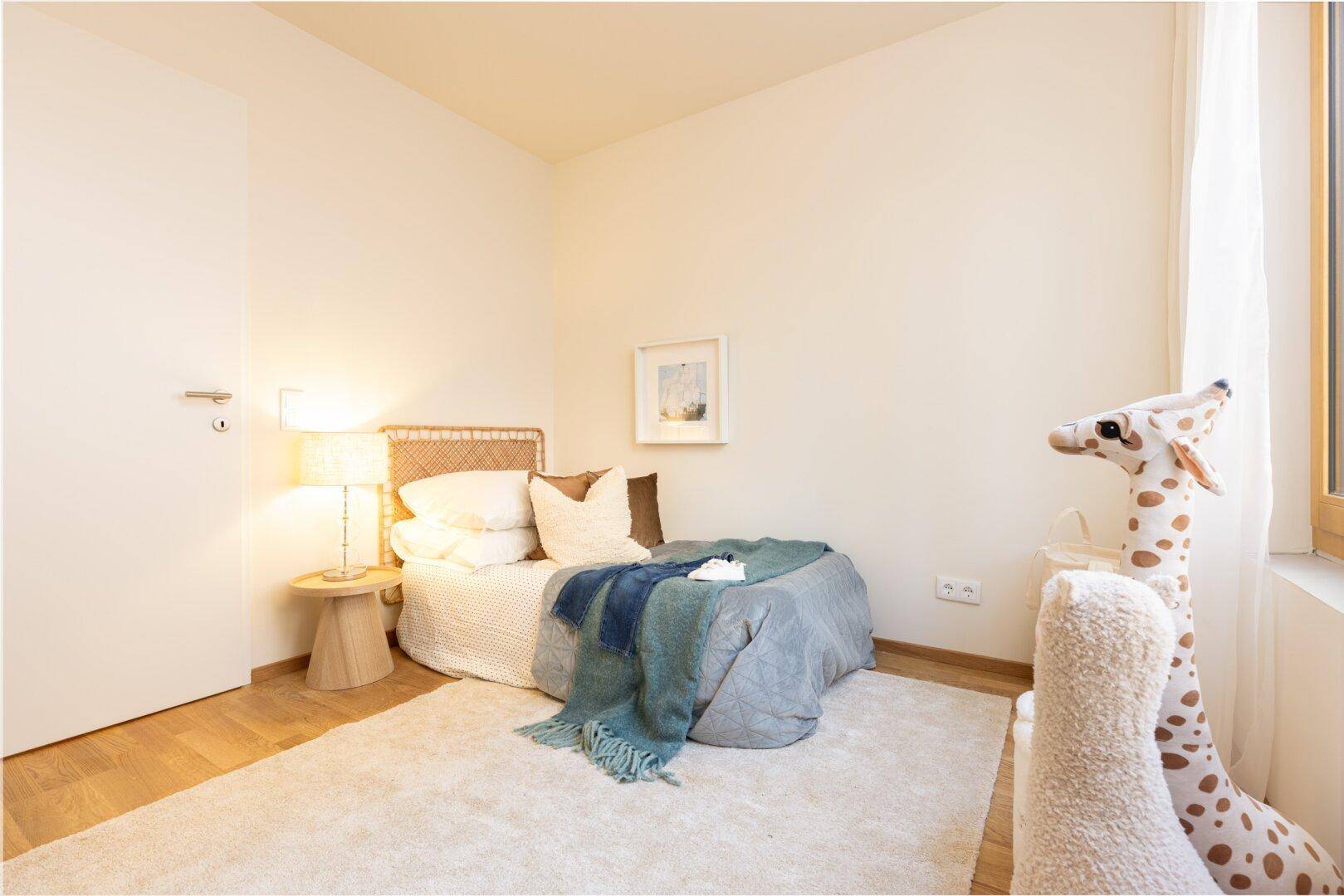 Freundliches Schlafzimmer mit Einzelbett, Spielzeug und hellem Holzboden.