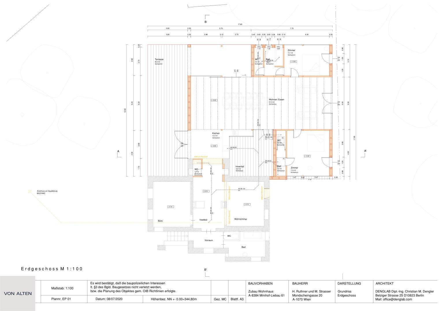Grundriss des Erdgeschosses mit offener Küche, Wohn-Essbereich, mehreren Zimmern, Bädern und einer großen Terrasse.