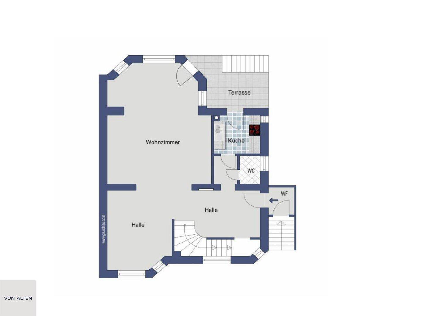 Grundriss des Erdgeschosses mit Wohnzimmer, Küche, Halle und einer großzügigen Terrasse.