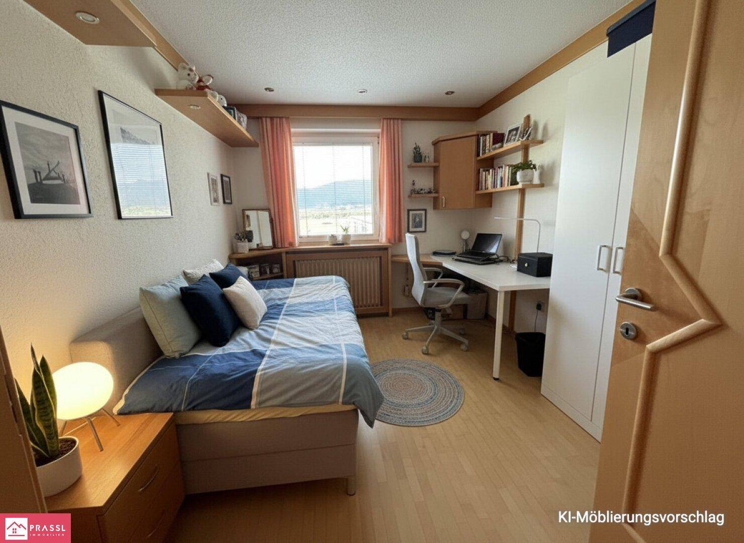 Helles Zimmer mit Schreibtisch, Bett und Regalen, ideal als Büro oder Gästezimmer.