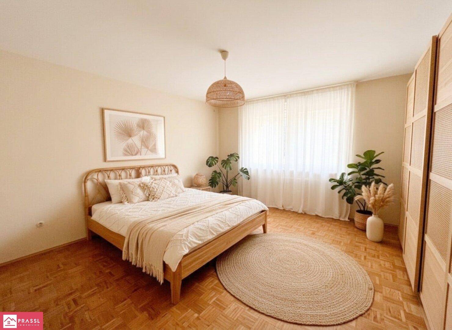 Gemütliches Schlafzimmer mit Holzbett, Rattan-Dekoration und Parkettboden.