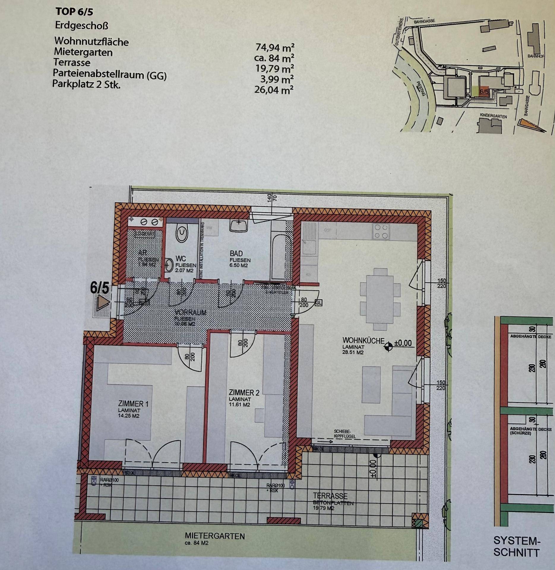 Grundriss des Erdgeschosses mit Wohnküche, zwei Zimmern und Terrasse.