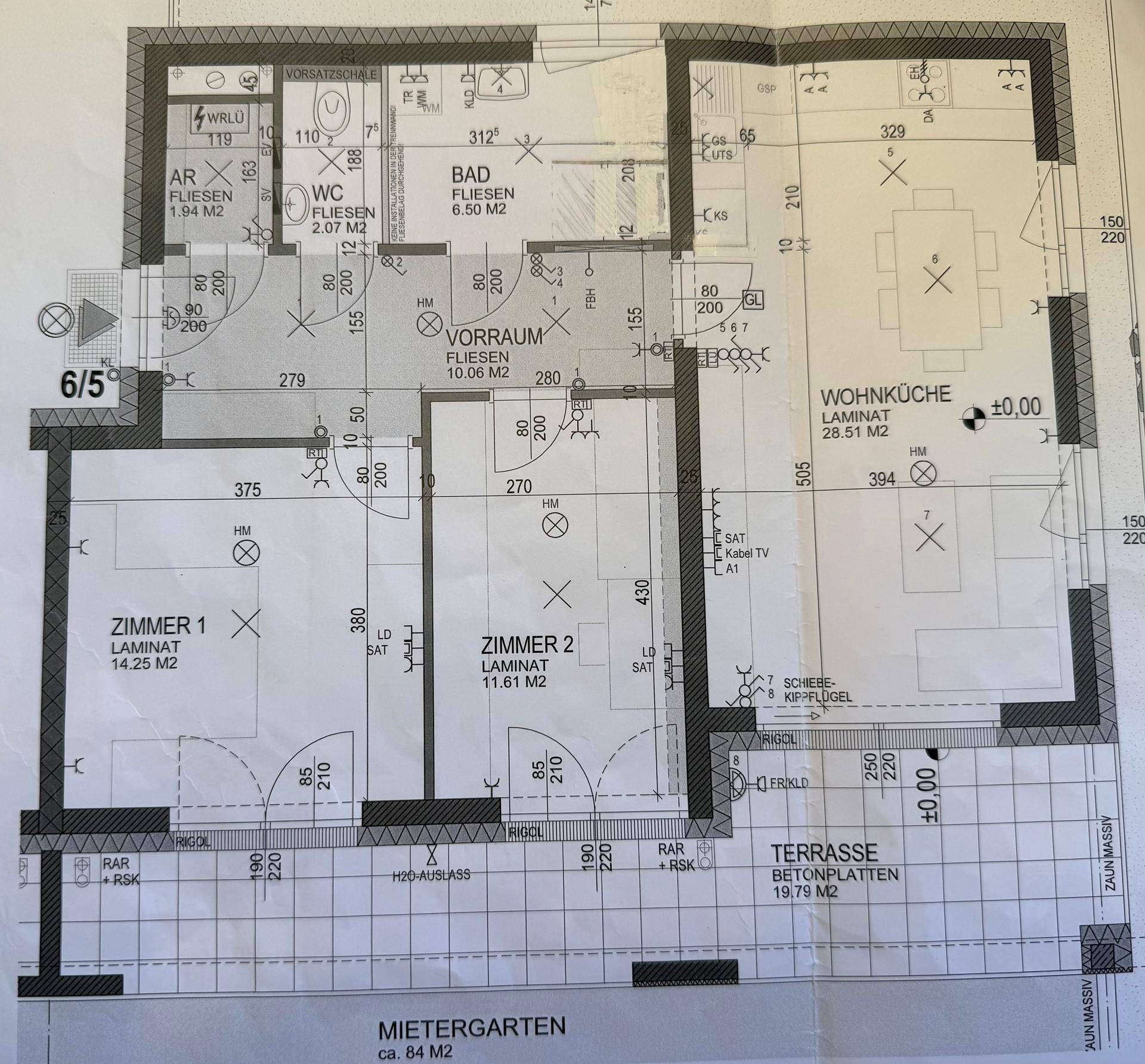 Detaillierter Grundriss des Erdgeschosses mit Raumaufteilung und Maßen.